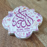 Floreel patroon vierbladige magneet met roze Arabische kalligrafie uit Quatrefoil magneet -Allahu akbar